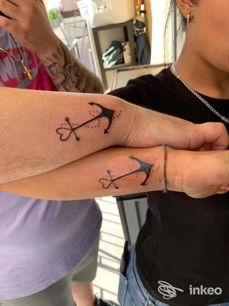 Due tatuaggi abbinati a forma di ancora sul polso/avambraccio, Nina Tattoo, Roma.