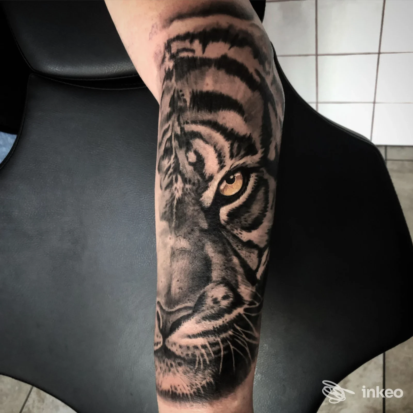 Tatuaggio realistico di una tigre sull'avambraccio, foto fornita da ROMA INK di Paolo Sellani a Roma.