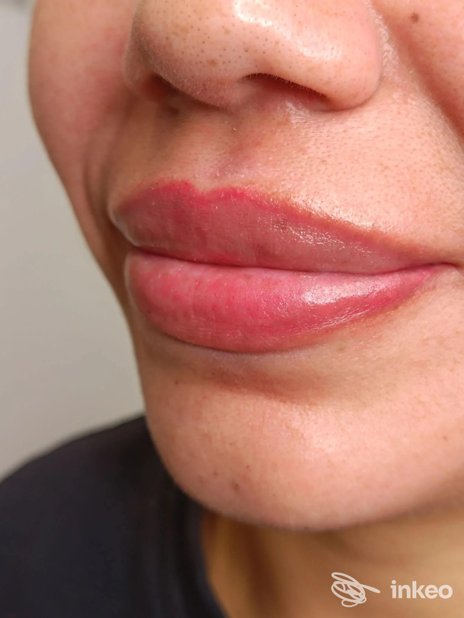 Primo piano di labbra con trucco permanente eseguito da Romina Dominici PMU a Roma, evidenziando il contorno pigmentato.