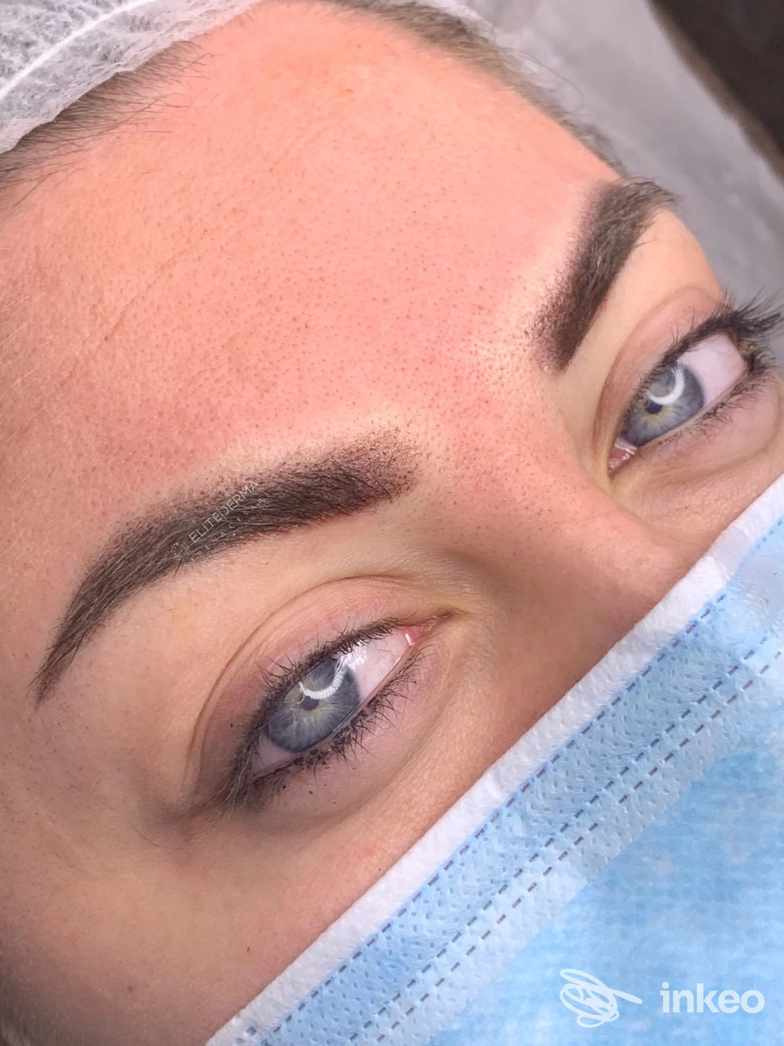 Primo piano di sopracciglia dermopigmentate dopo trattamento, foto dello studio Serena Cesari Trucco Permanente a Marino.