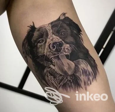 Tatuaggio ritratto in bianco e nero di un cane sull'avambraccio interno, Shock Tattoo di Sergio Messina, Roma.