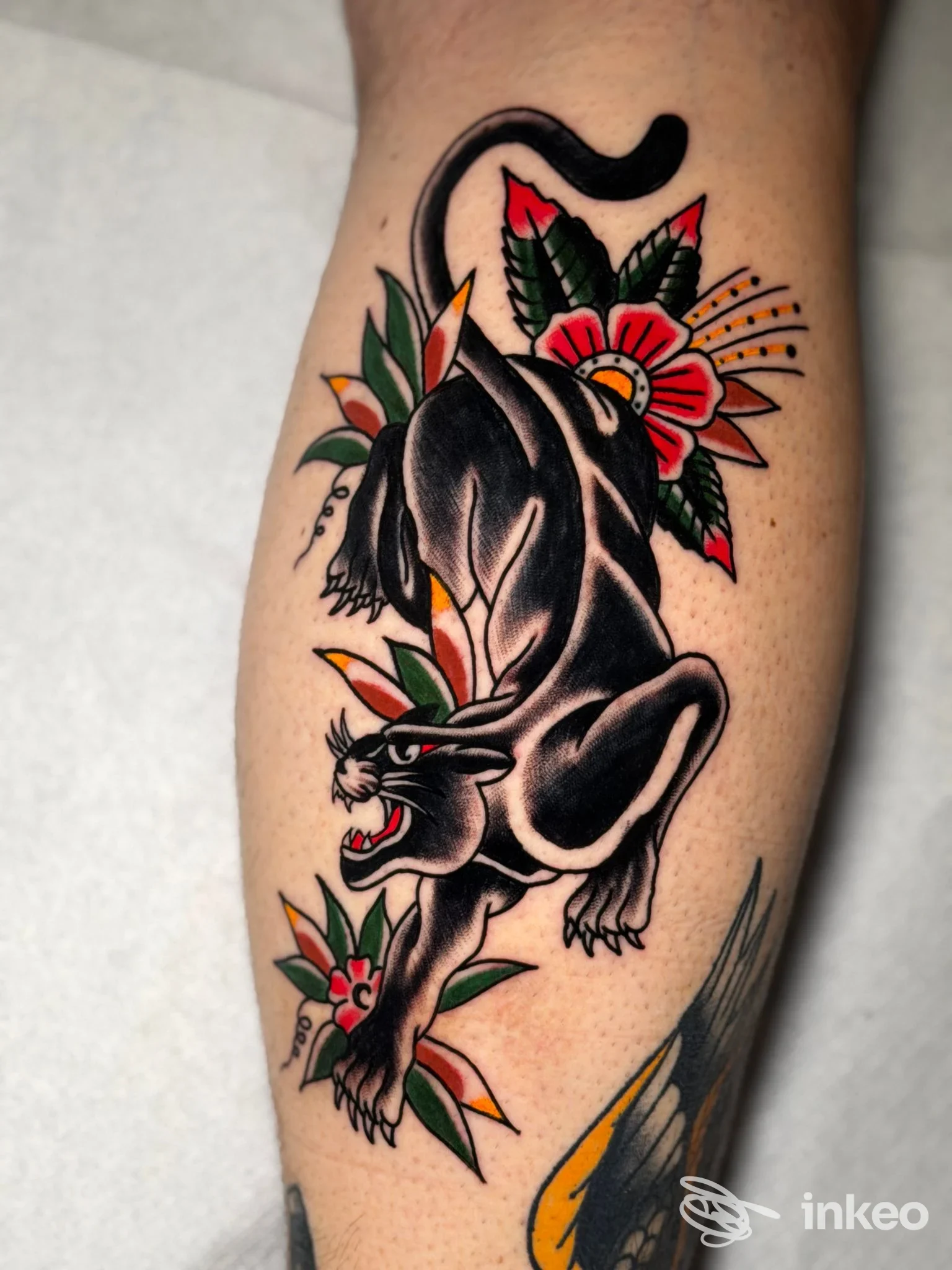 Tatuaggio pantera in stile tradizionale sul polpaccio, realizzato da Square Mentality Marconi a Roma.