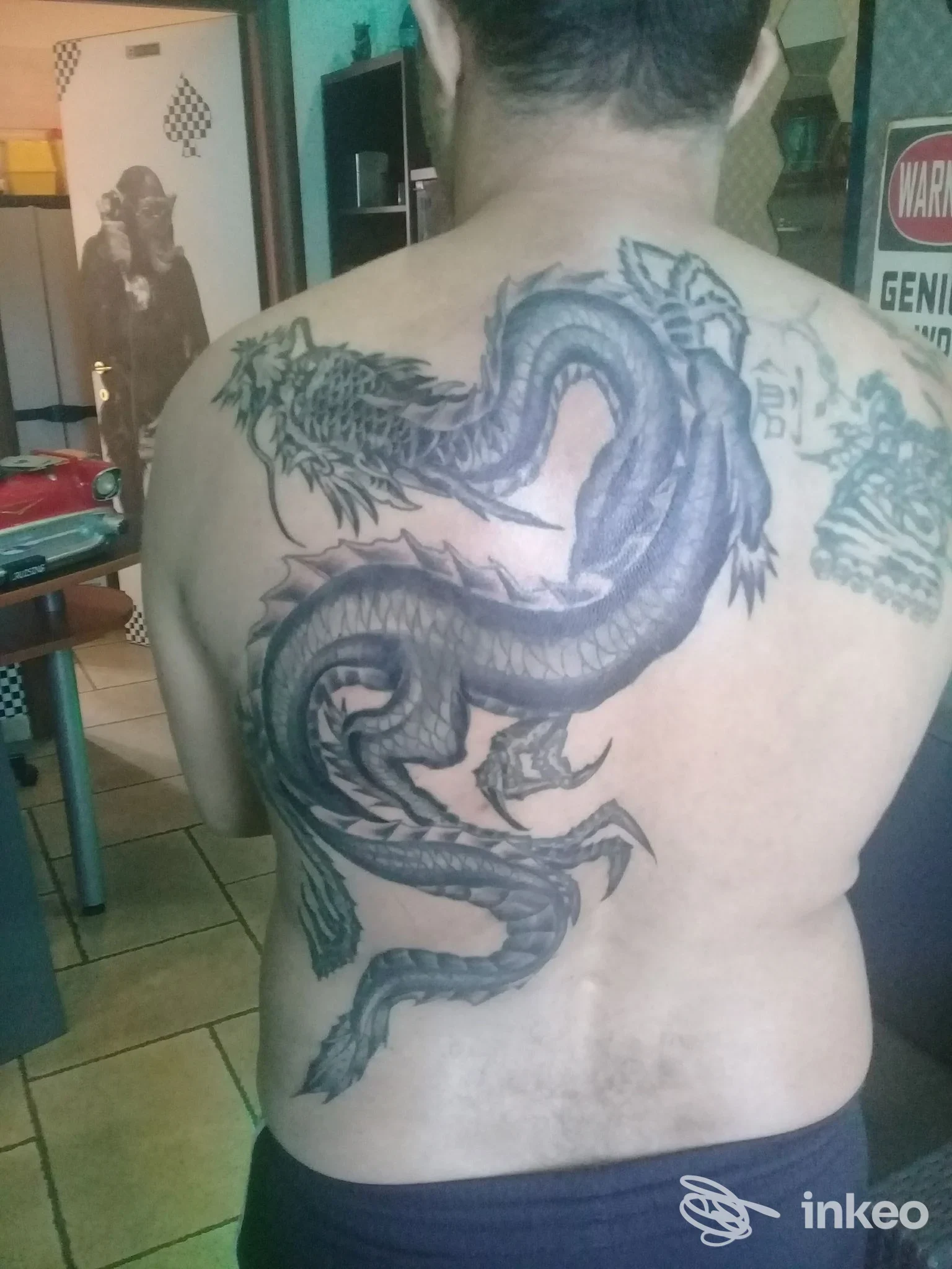 Grande tatuaggio a drago sulla schiena fotografato nello studio Studio INKAL tattos & piercing a Morlupo.