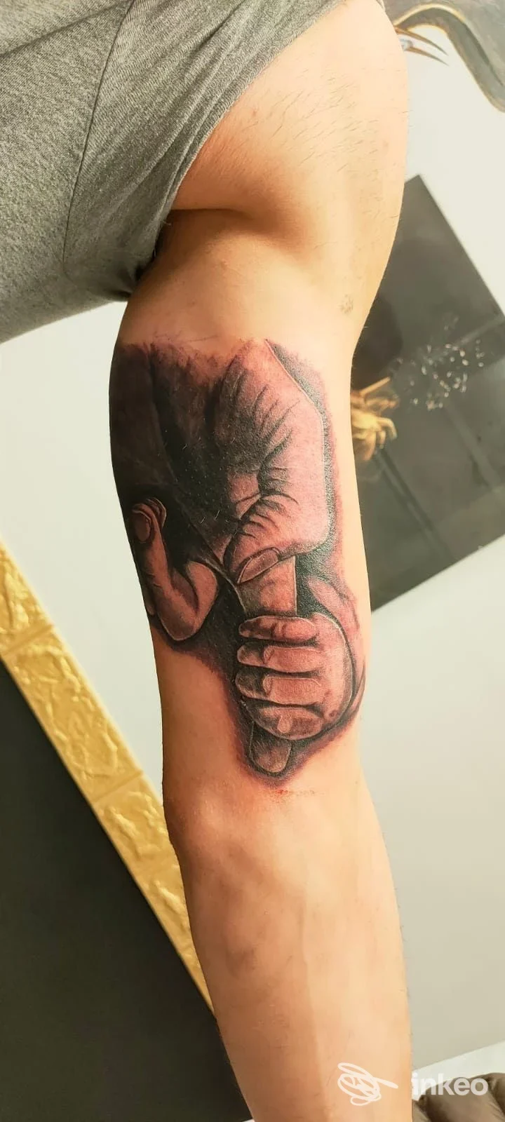 Tatuaggio realistico di un neonato e una mano sull'avambraccio interno, foto dello Studio inkanto beauty e tattoo, Roma.