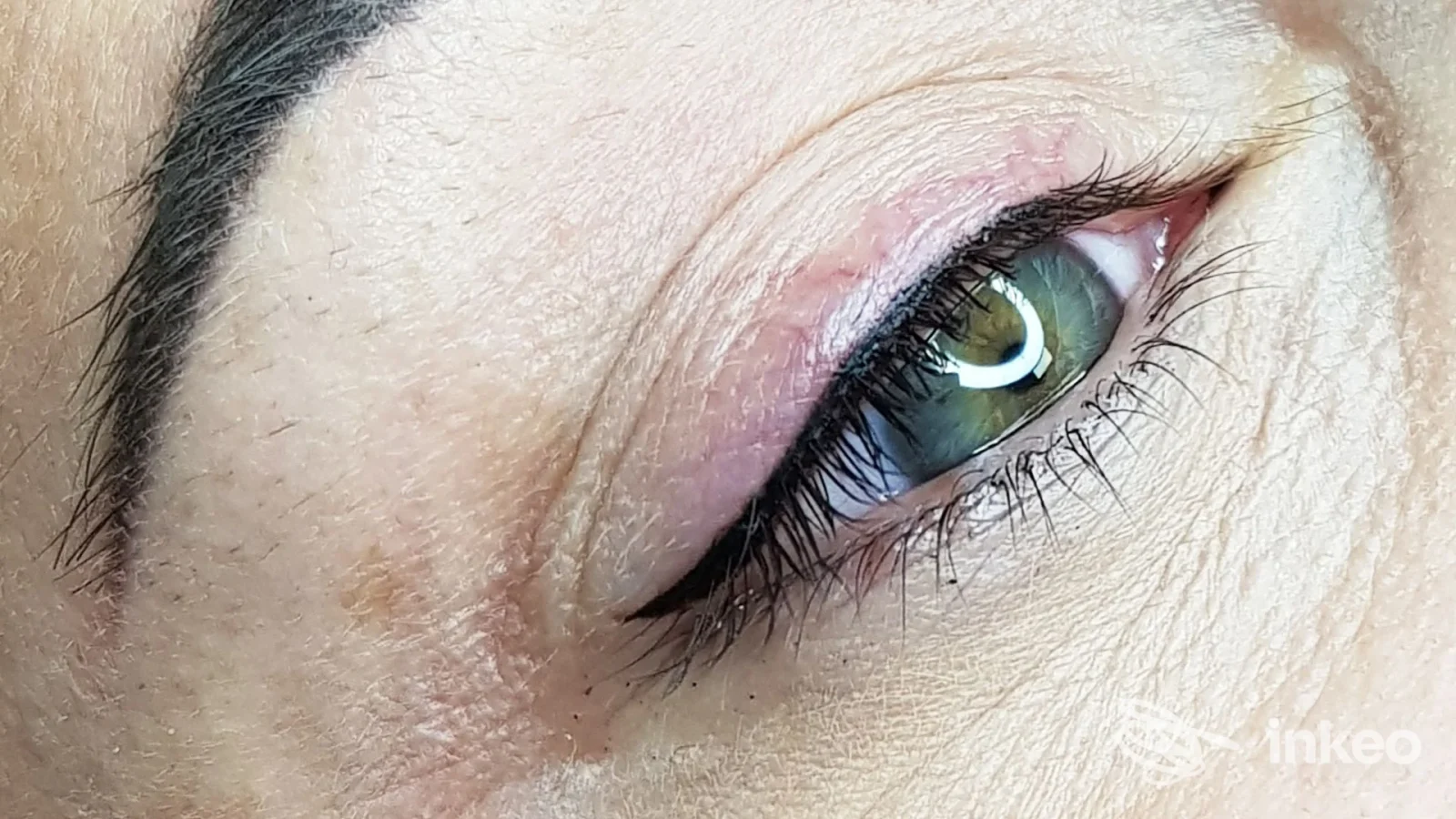 Primo piano di trucco permanente eyeliner sulla palpebra superiore, The Beauty Factory, Roma.