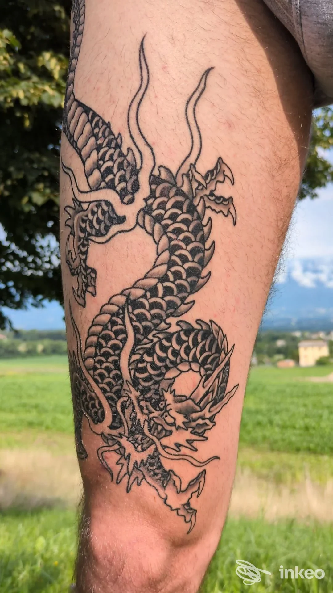 Tatuaggio drago nero su coscia, foto realizzata per Traditional Stone Tattoo, Roma.