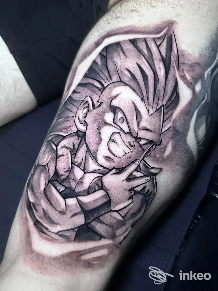 Tatuaggio in bianco e nero di personaggio anime sulla coscia, eseguito da TrameNoireInk, Roma, con sfumature grigie e rosate.
