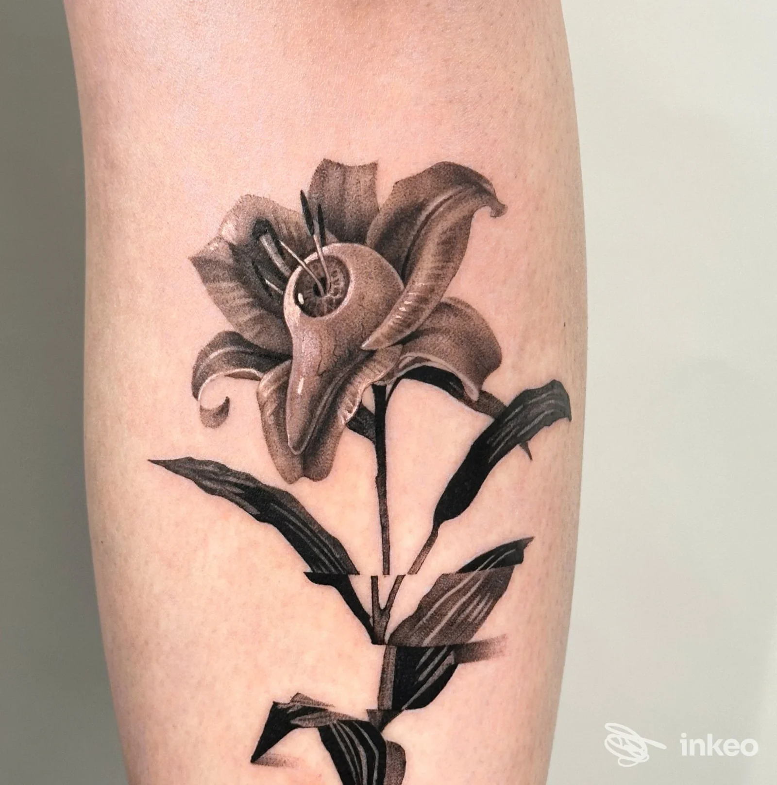 Tatuaggio realistico in bianco e nero a forma di fiore sull'avambraccio, realizzato da Sw.T Roma - Pigneto, Roma.