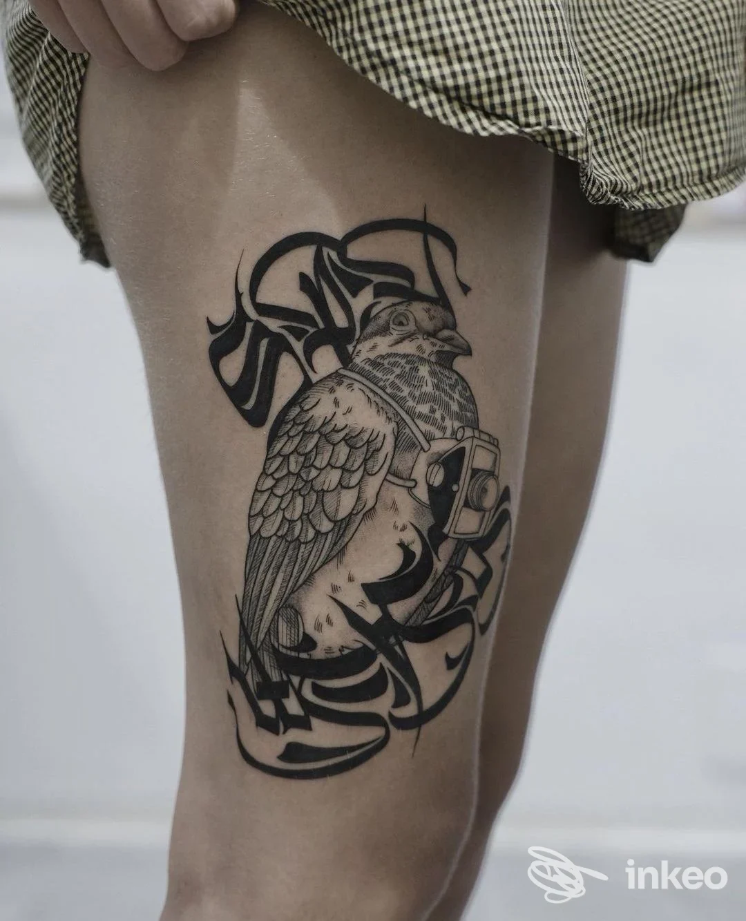 Tatuaggio blackwork di uccello e motivi ornamentali sulla coscia, foto per Sw.T Roma - Pigneto, Roma.