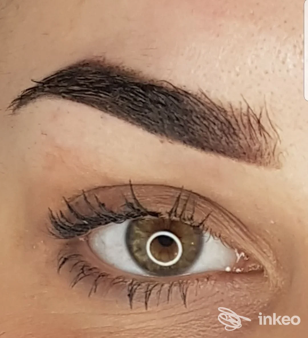 Dettaglio occhio e sopracciglio con micropigmentazione realizzata da Valentina Di Paolo Trucco Permanente, Roma.