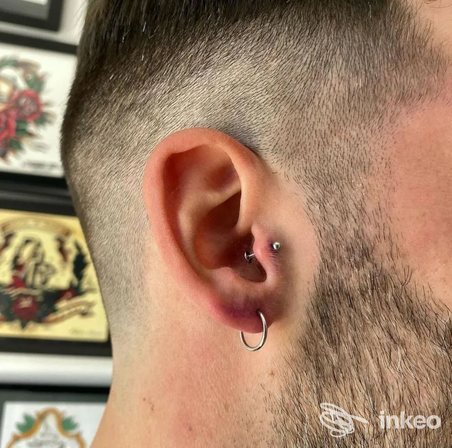 Primo piano di un orecchio con tre piercing realizzati da Vecchie Maniere Tattoo e Piercing, Roma.