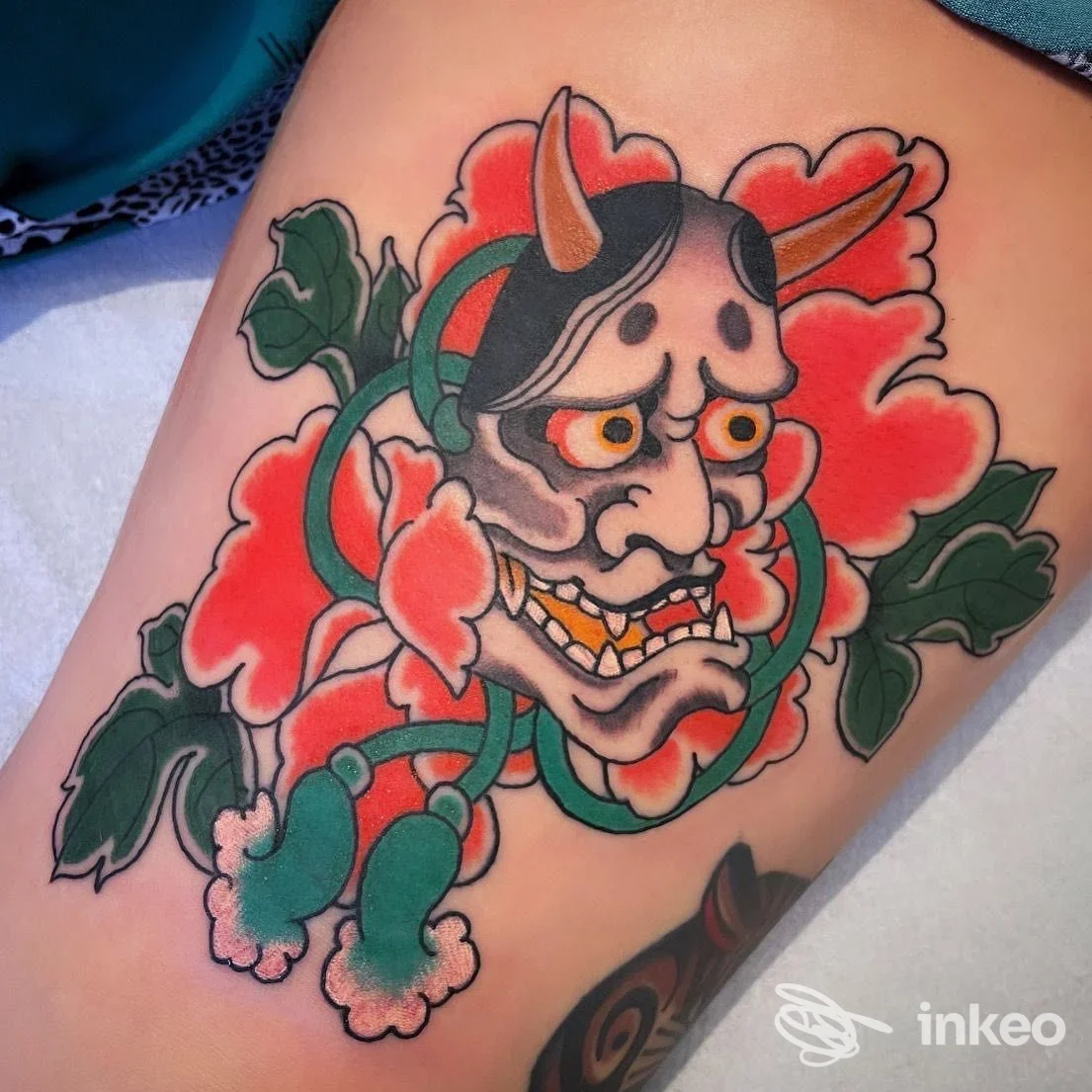 Tatuaggio Hannya colorato su coscia, lavoro fotografato presso Well Done Tattoo Shop a Roma, dettagli nitidi e colori vivaci.