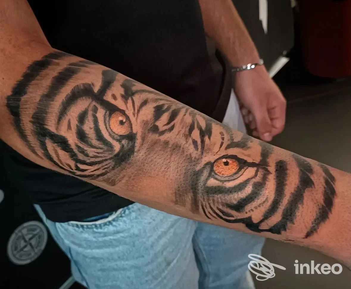 Avambraccio con tatuaggio occhi di tigre eseguito da INKPERIA TATTOO & PIERCING, Imperia.