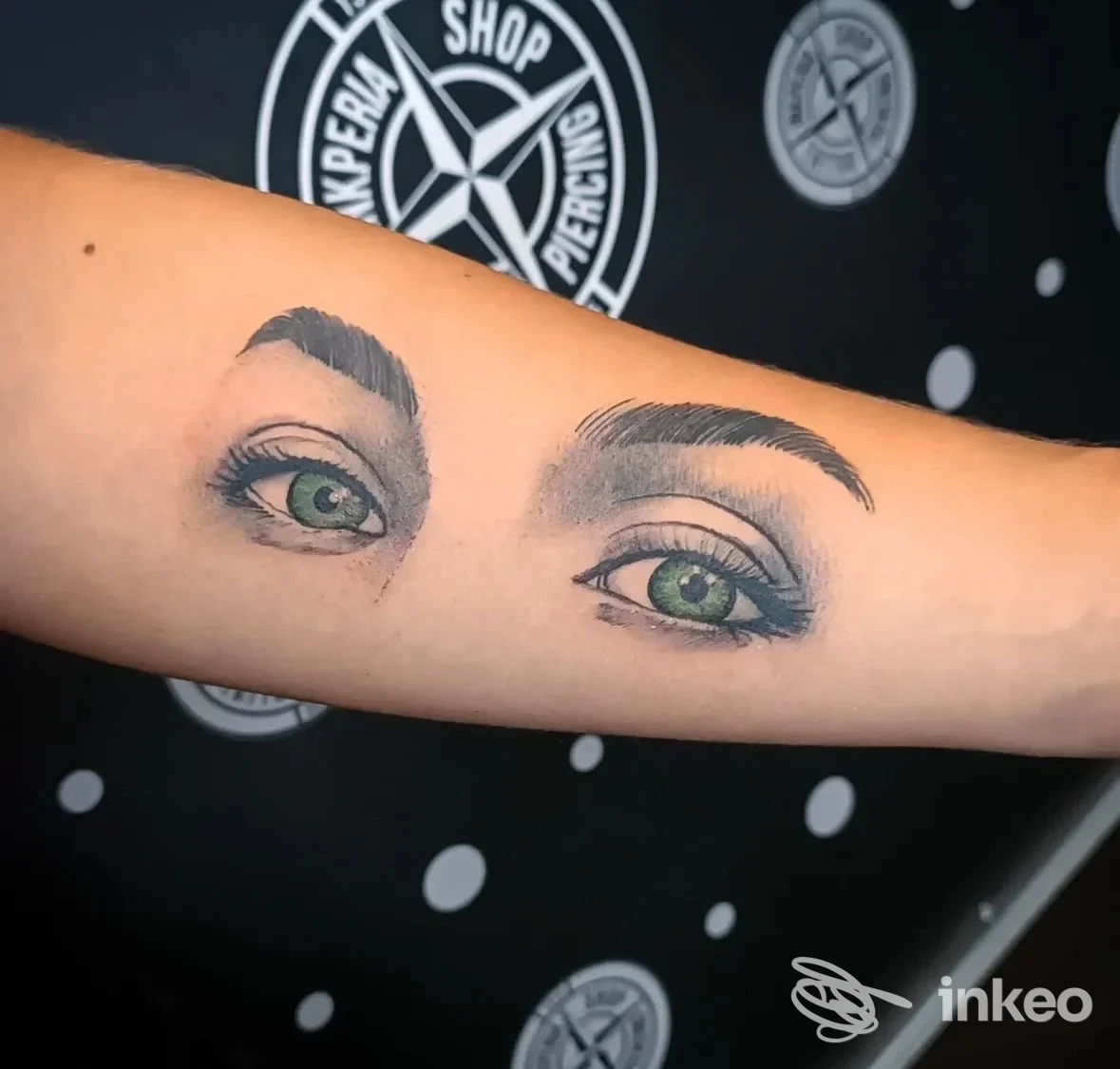 Primo piano di occhi tatuati sull'avambraccio, INKPERIA TATTOO & PIERCING, Imperia.