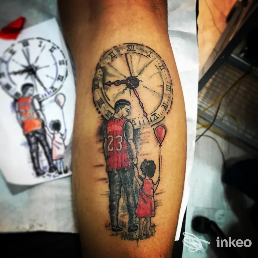 Tatuaggio su gamba con grande orologio e due figure (uomo con maglia 23 e bambina con palloncino) — 7Monsterstattoo, Genova.