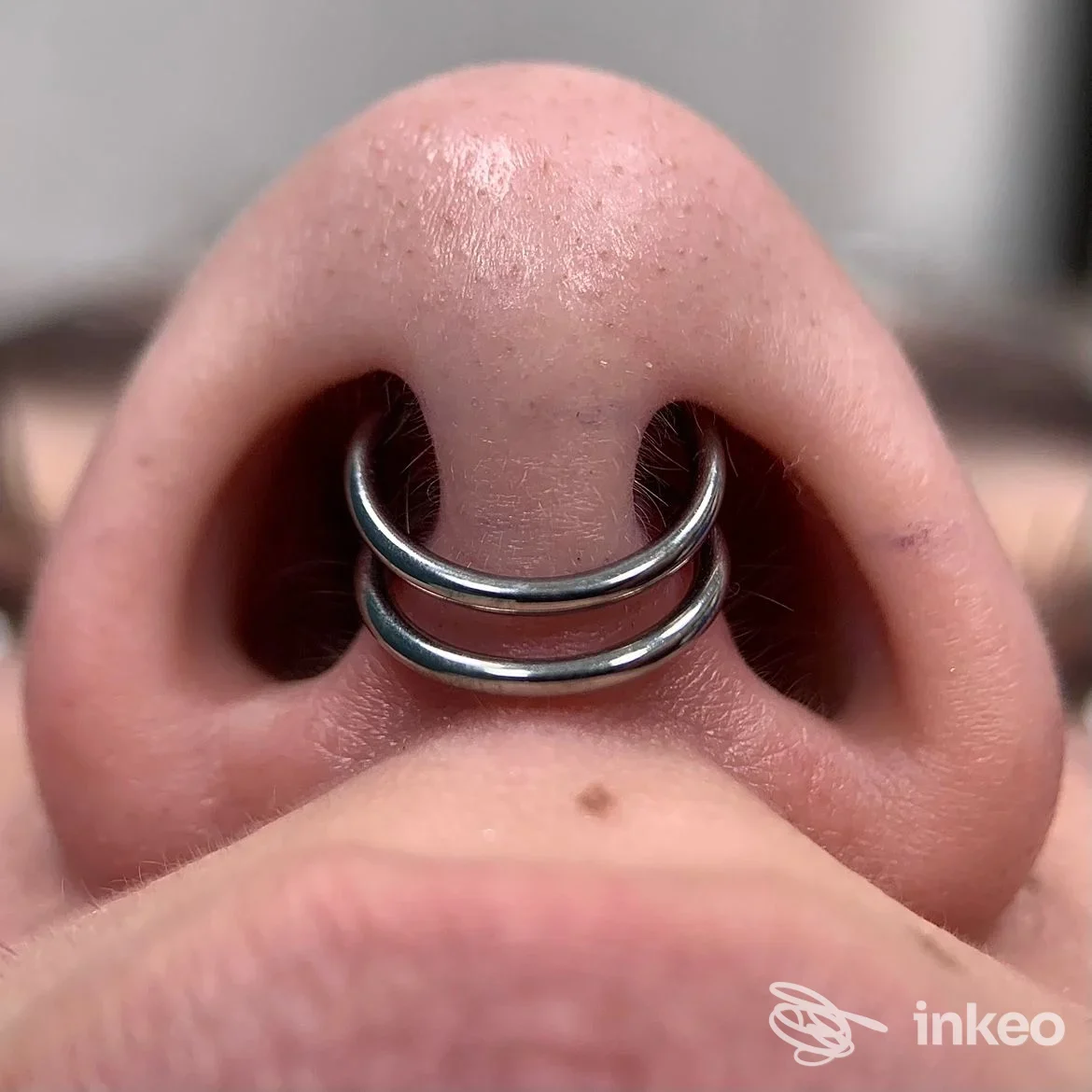 Primo piano di due anelli da piercing al naso, foto fornita da ATYPICAL Body Piercing Studio, Genova.