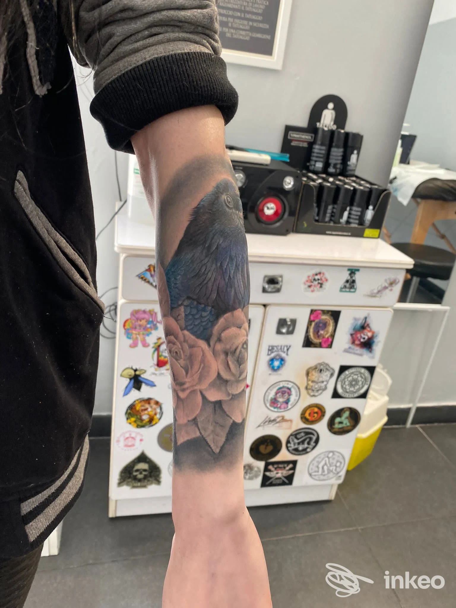 Avambraccio con tatuaggio realistico di corvo e rose, ripreso in studio di Ancient Soul Tattoo e Piercing, Genova.