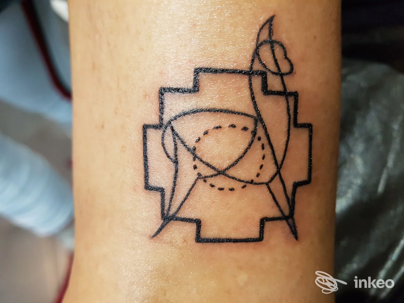 Tatuaggio linework geometrico in nero su avambraccio, fotografia del lavoro realizzato da Ancient Soul Tattoo a Genova.