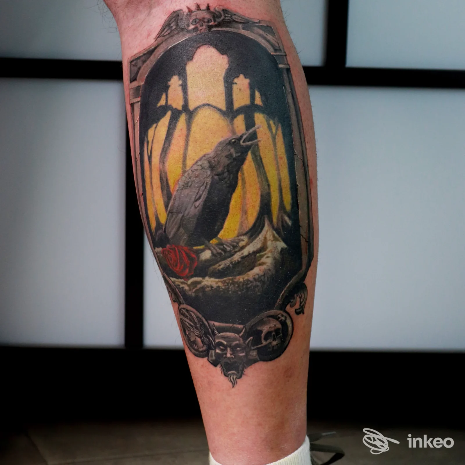 Tatuaggio su polpaccio con corvo e decorazioni gotiche, scatto di Alessandro Gogioso Tattoos & Piercings, Genova.