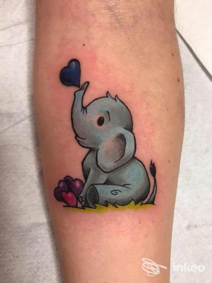 Tatuaggio su antebraccio di un elefantino stilizzato con cuori, immagine fornita da Alessandro Gogioso Tattoos & Piercings, Genova.