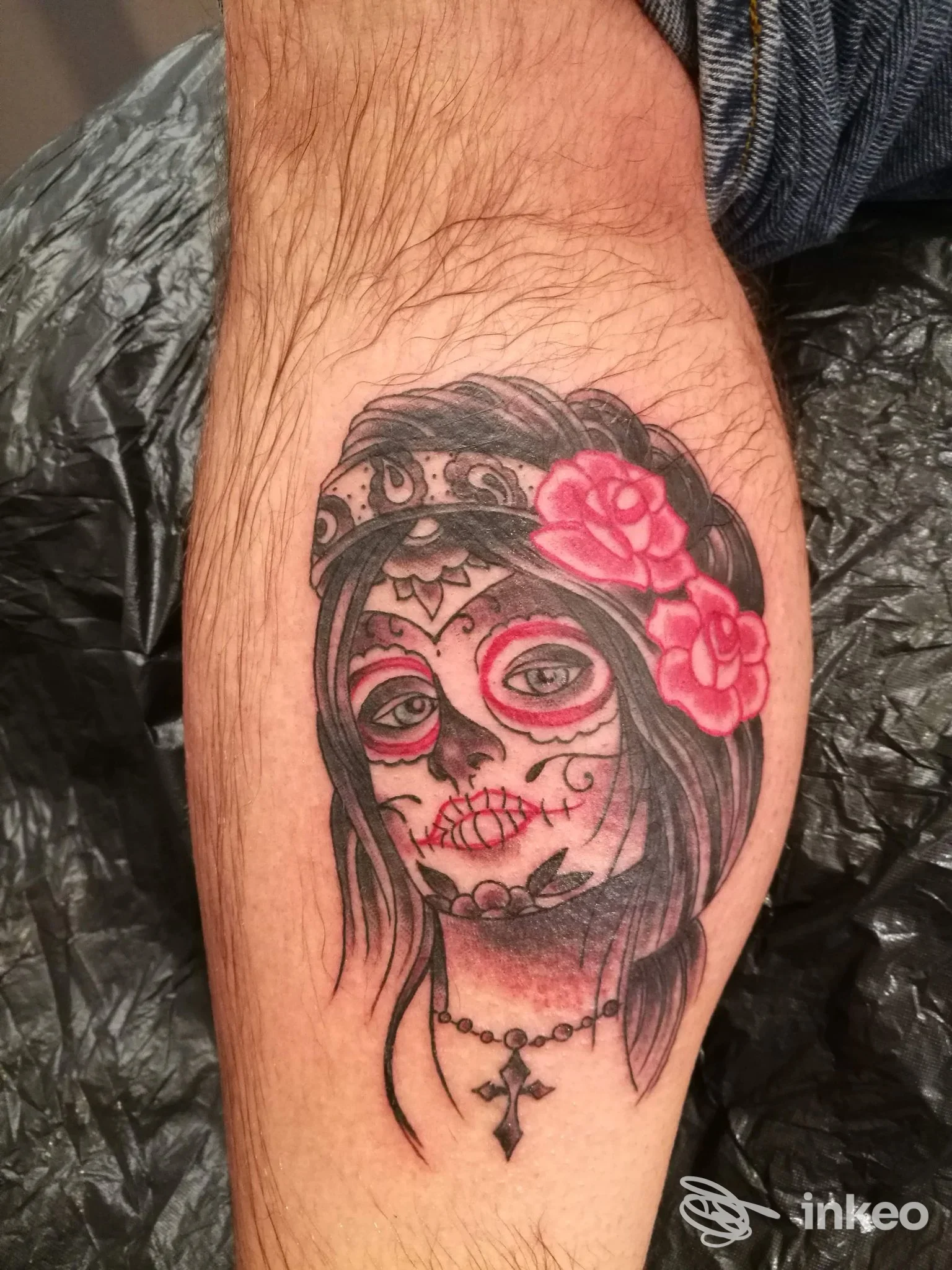 Tatuaggio Dia de los Muertos su avambraccio interno, con rose rosa e neri, realizzato da American Grace Tattoo Studio a Sestri Levante.