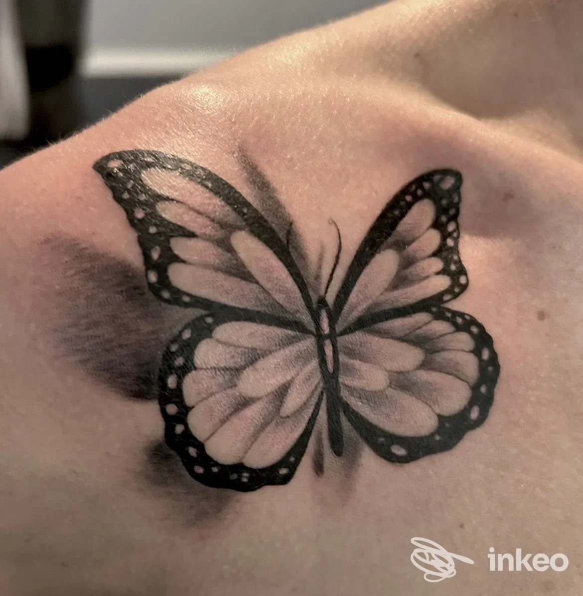 Farfalla in bianco e nero tatuata sulla parte superiore del torace, foto per American Grace Tattoo Studio a Sestri Levante.