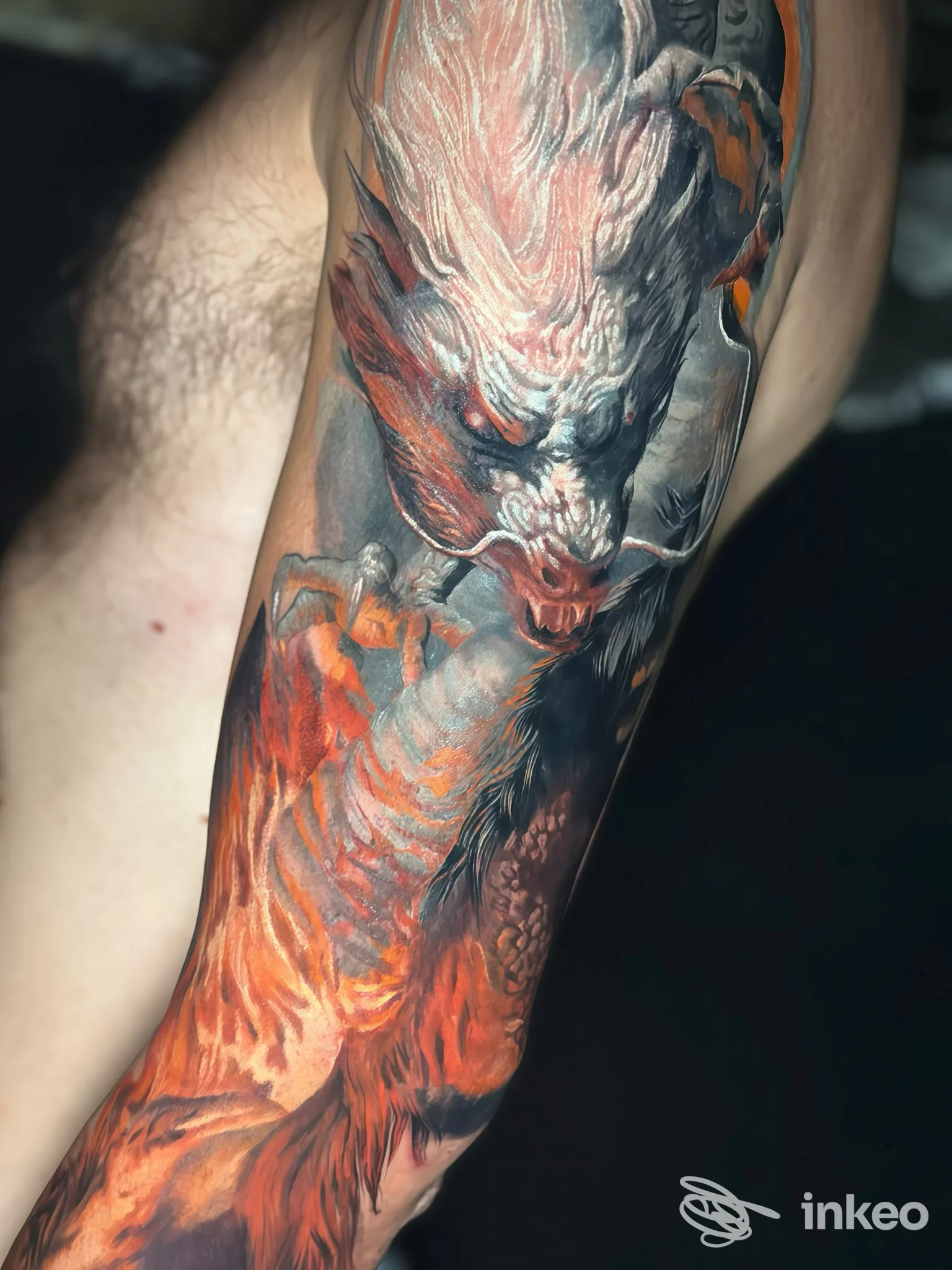Tatuaggio a manica realistico con figura demoniaca e fiamme sull'avambraccio, opera condivisa da Artem Tattoo, Genova.