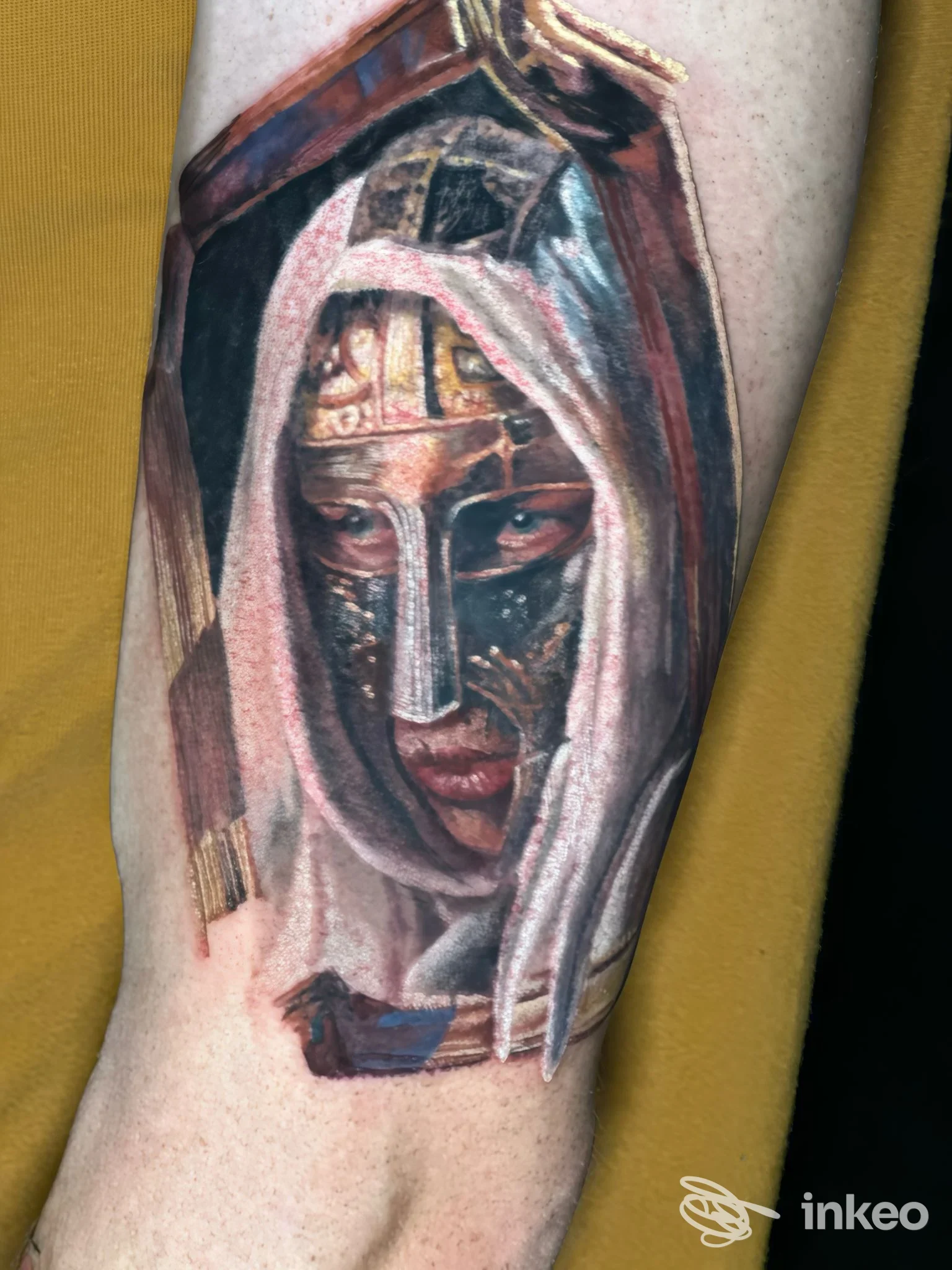 Tatuaggio realistico a colori su avambraccio raffigurante un volto mascherato. Artem Tattoo, Genova.
