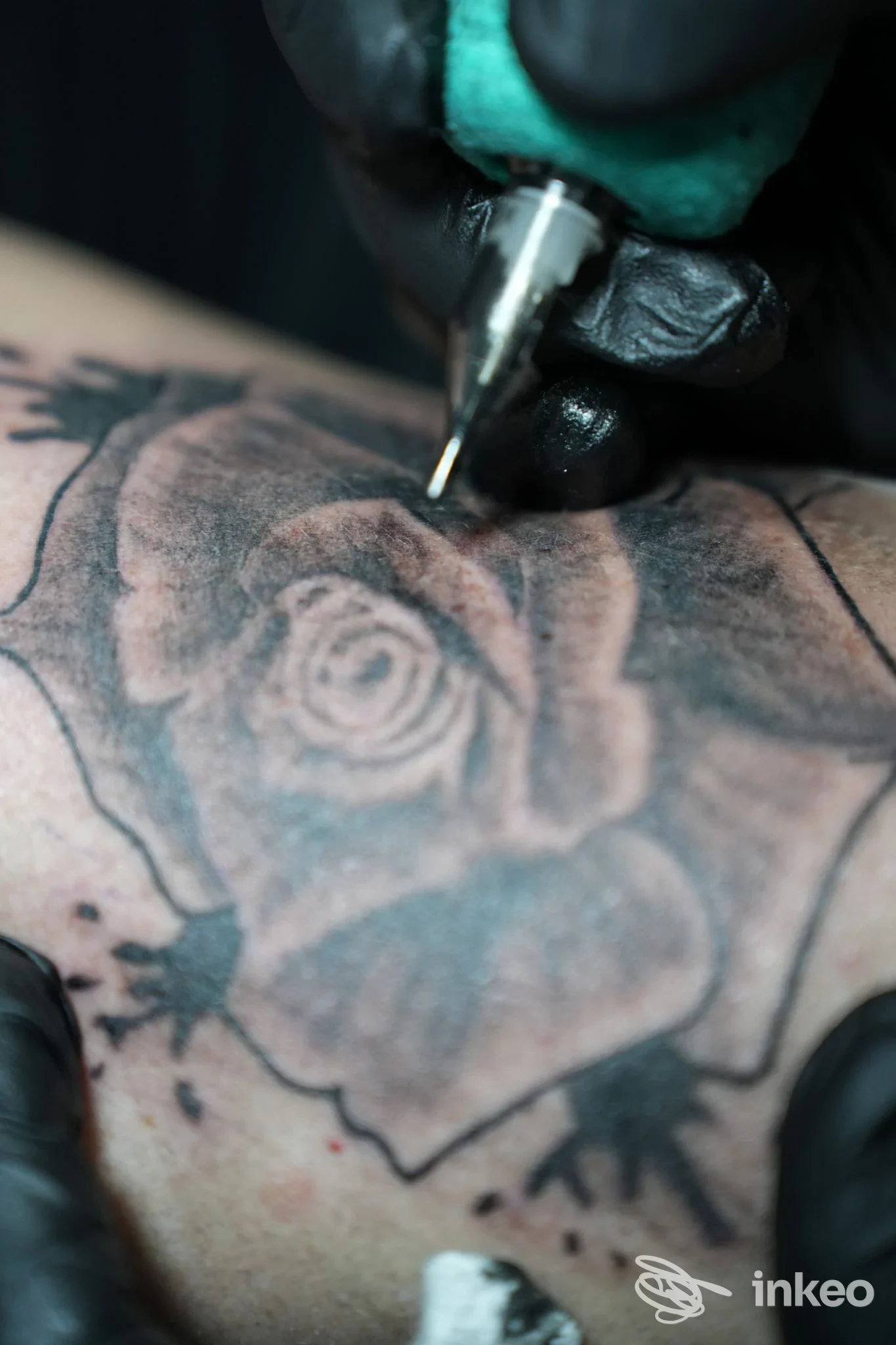 Dettaglio dell'esecuzione di un tatuaggio a rosa in black and grey, scattato allo studio Be happink tattoo a Cairo Montenotte.