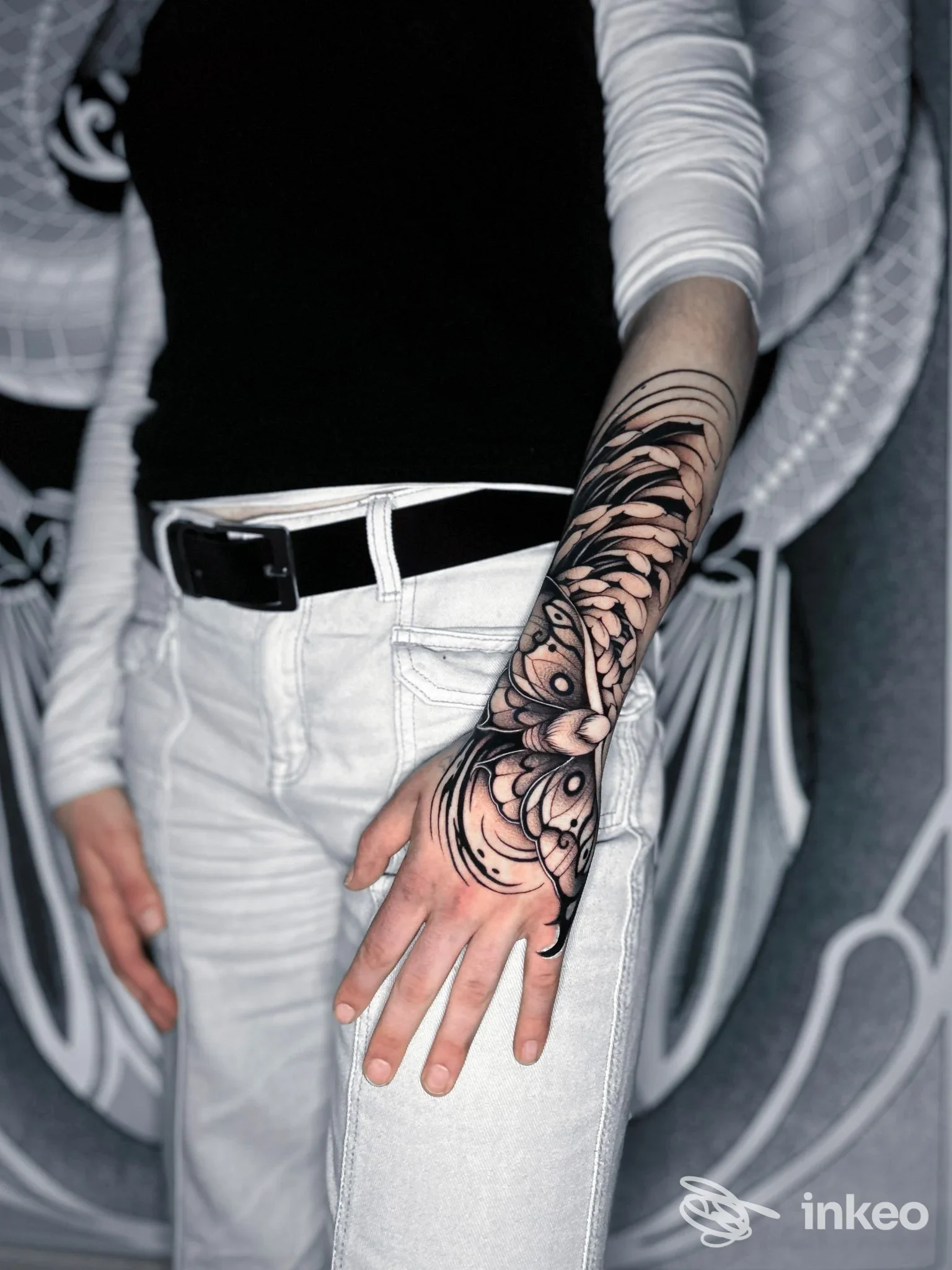 Avambraccio e mano tatuati con motivo ornamentale nero; foto dello studio Alaska tattoo - Pamela Busi, Albisola Superiore.