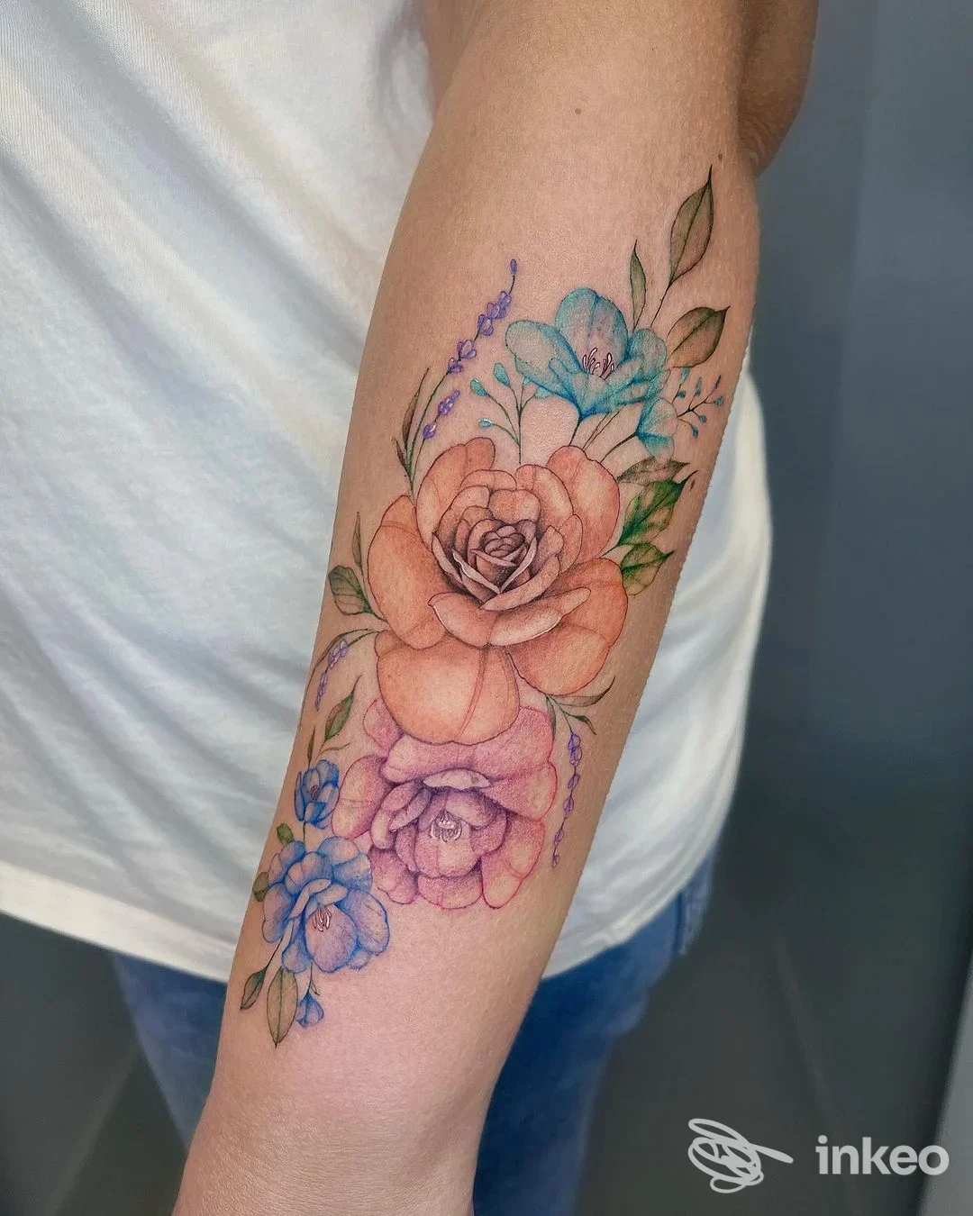 Tatuaggio floreale colorato sull'avambraccio realizzato da Belink La Tatueria a Bussana, Sanremo.