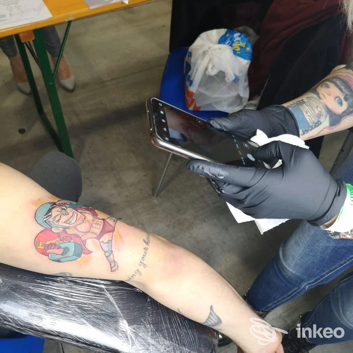 Tatuaggio colorato su avambraccio fotografato presso BonnyTattoo studio, Genova.
