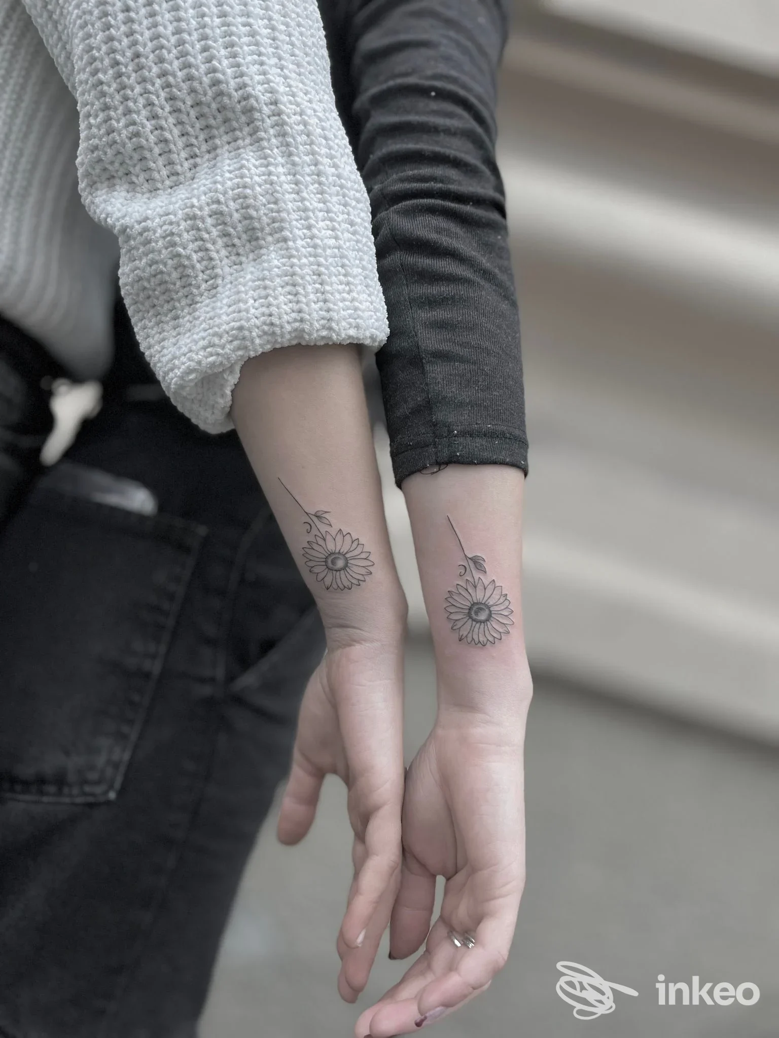 Due avambracci con tatuaggi identici a girasole sul polso, foto per C4 Tattoo Studio, Genova.