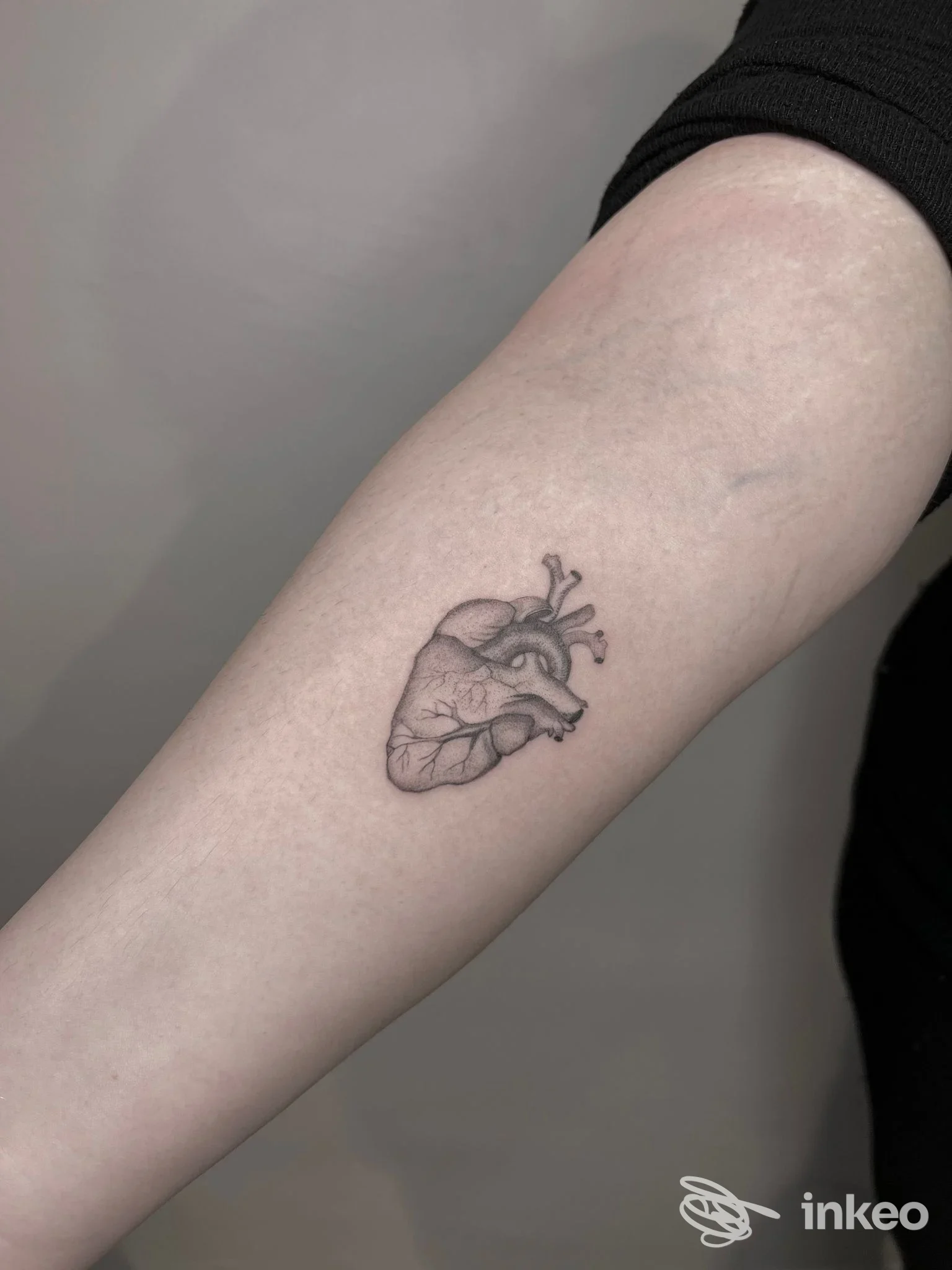Tatuaggio anatomico in bianco e nero sull'avambraccio interno. Foto fornita da C4 Tattoo Studio, Genova.