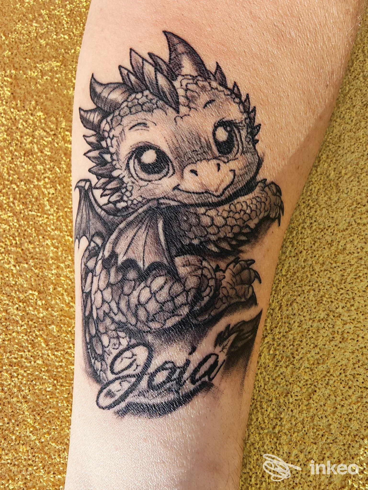 Tatuaggio in bianco e nero di un piccolo drago sull'avambraccio, Crazy n' Tina Tattoo, Brugnato.