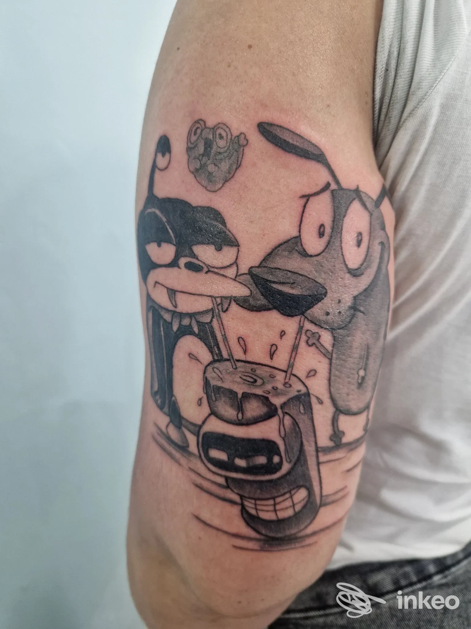 Tatuaggio cartoon blackwork sul braccio superiore, foto fornita da Crazy n' Tina Tattoo a Brugnato.