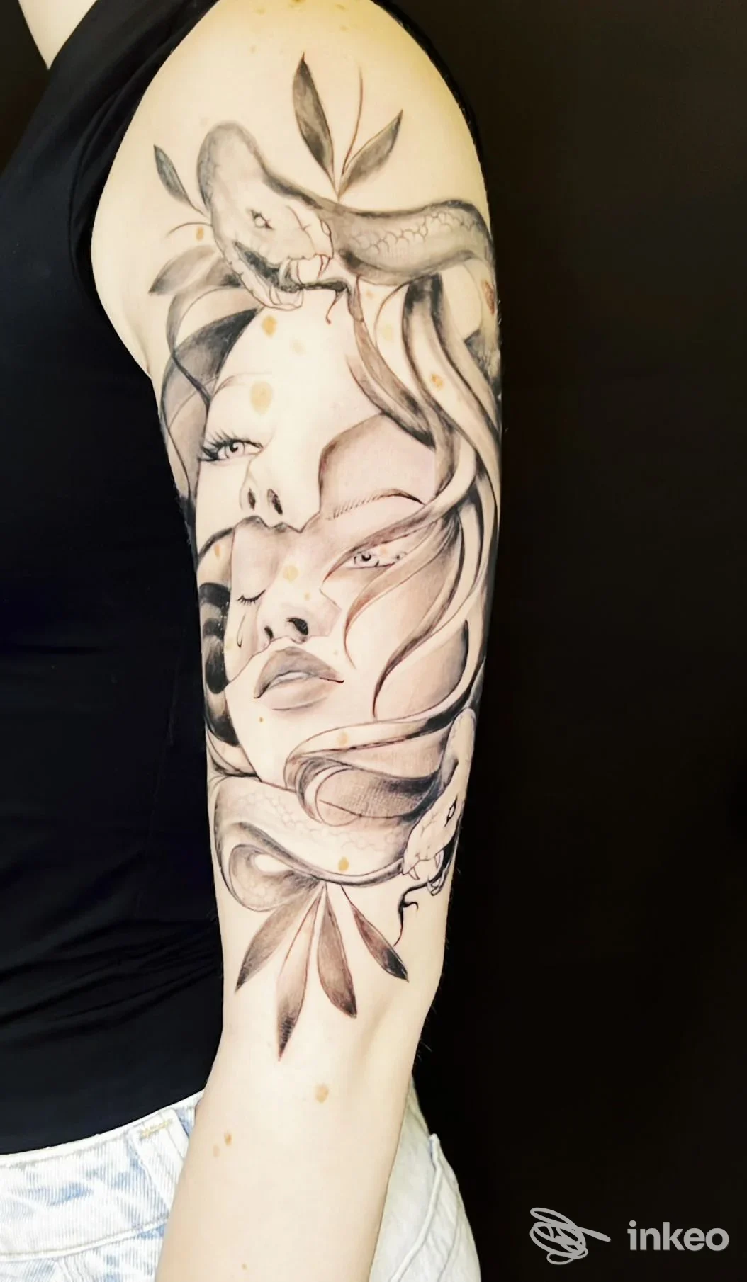 Tatuaggio a mezza manica su braccio superiore con ritratto femminile e serpente, Blood Love Tattoo, Genova.