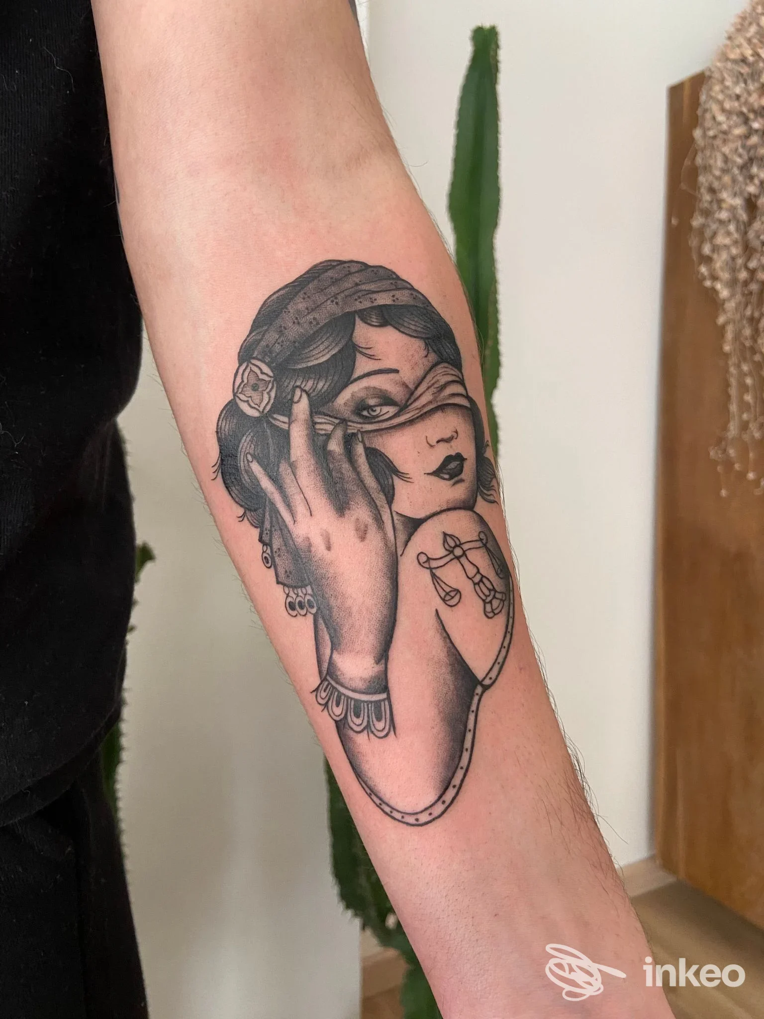 Tatuaggio su avambraccio con figura femminile a benda — Casa Amable Tattoo Studio, Spotorno.