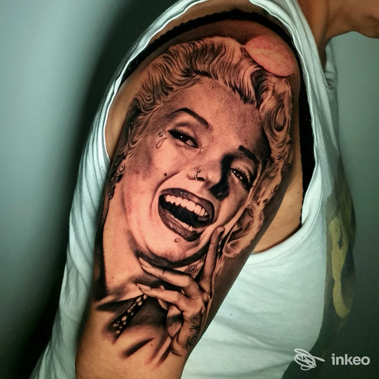 Ritratto realistico tatuato su spalla e braccio superiore, scatto di Civico 47 Tattoo Studio ad Albenga.