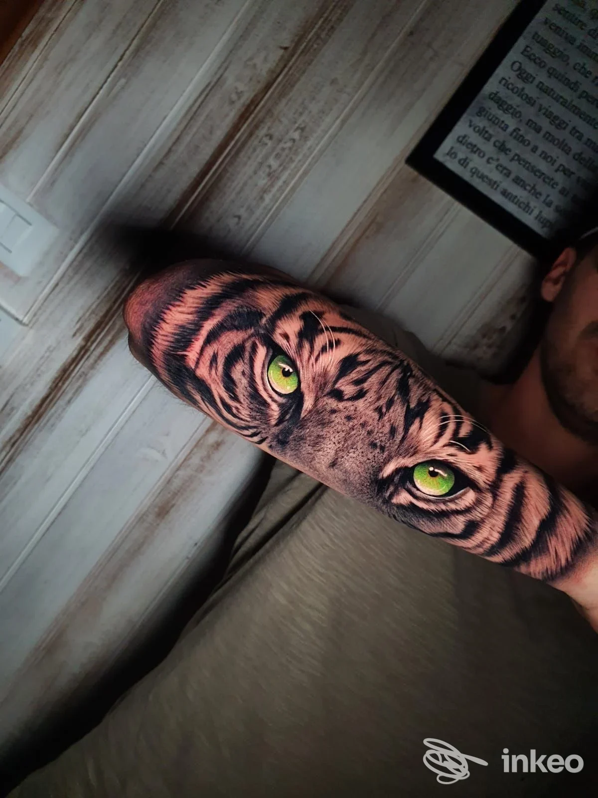 Avambraccio tatuato con grandi occhi di tigre realistici, Civico 47 Tattoo Studio, Albenga.