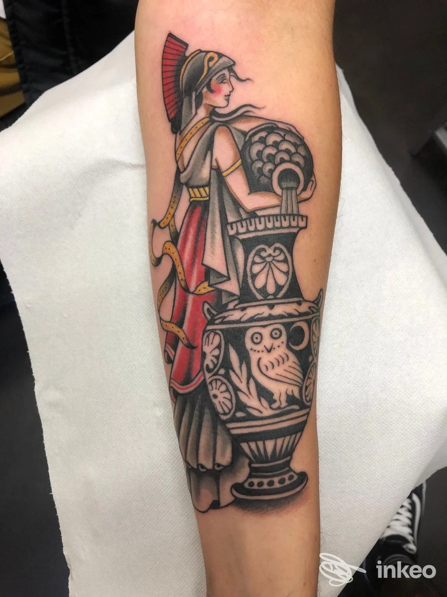 Tatuaggio figurativo su avambraccio con figura classica e vaso decorato, Creature Tattoo Studio, Savona.