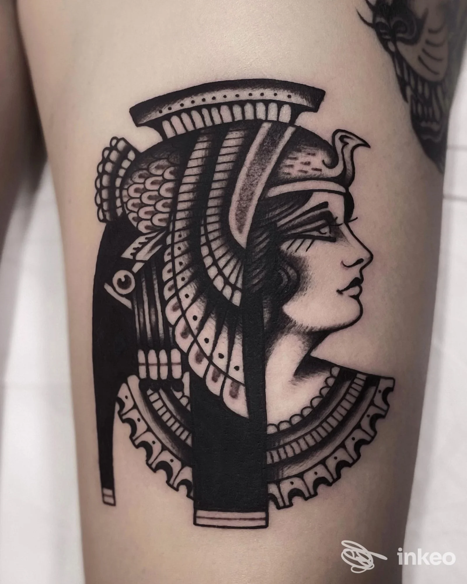 Tatuaggio in stile blackwork raffigurante il profilo di una donna con ornamenti sul lato della coscia, realizzato da Creature Tattoo Studio a Savona.