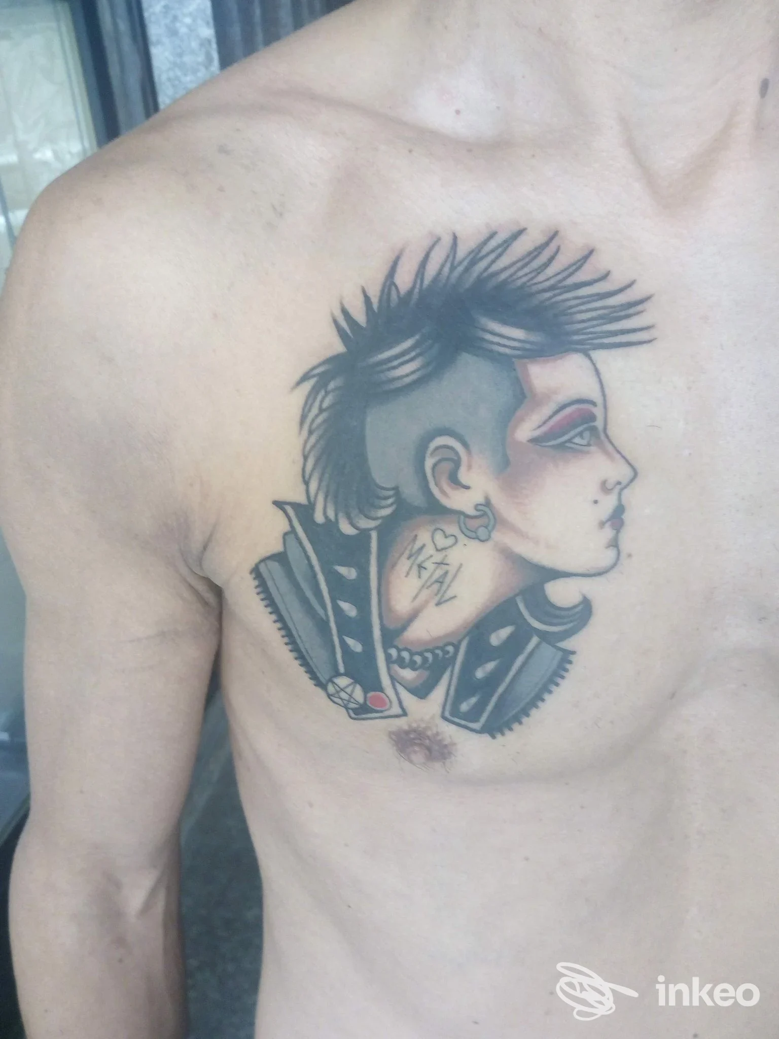 Tatuaggio sul pettorale sinistro raffigurante il profilo punk, foto caricata da Creature Tattoo Studio, Savona.