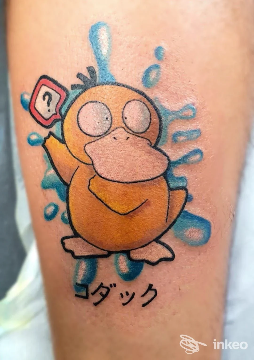 Tatuaggio a colori raffigurante Psyduck con schizzi d'acqua sull'avambraccio. Dolor Dulcis Tattoo & Piercing Studio, Rapallo.