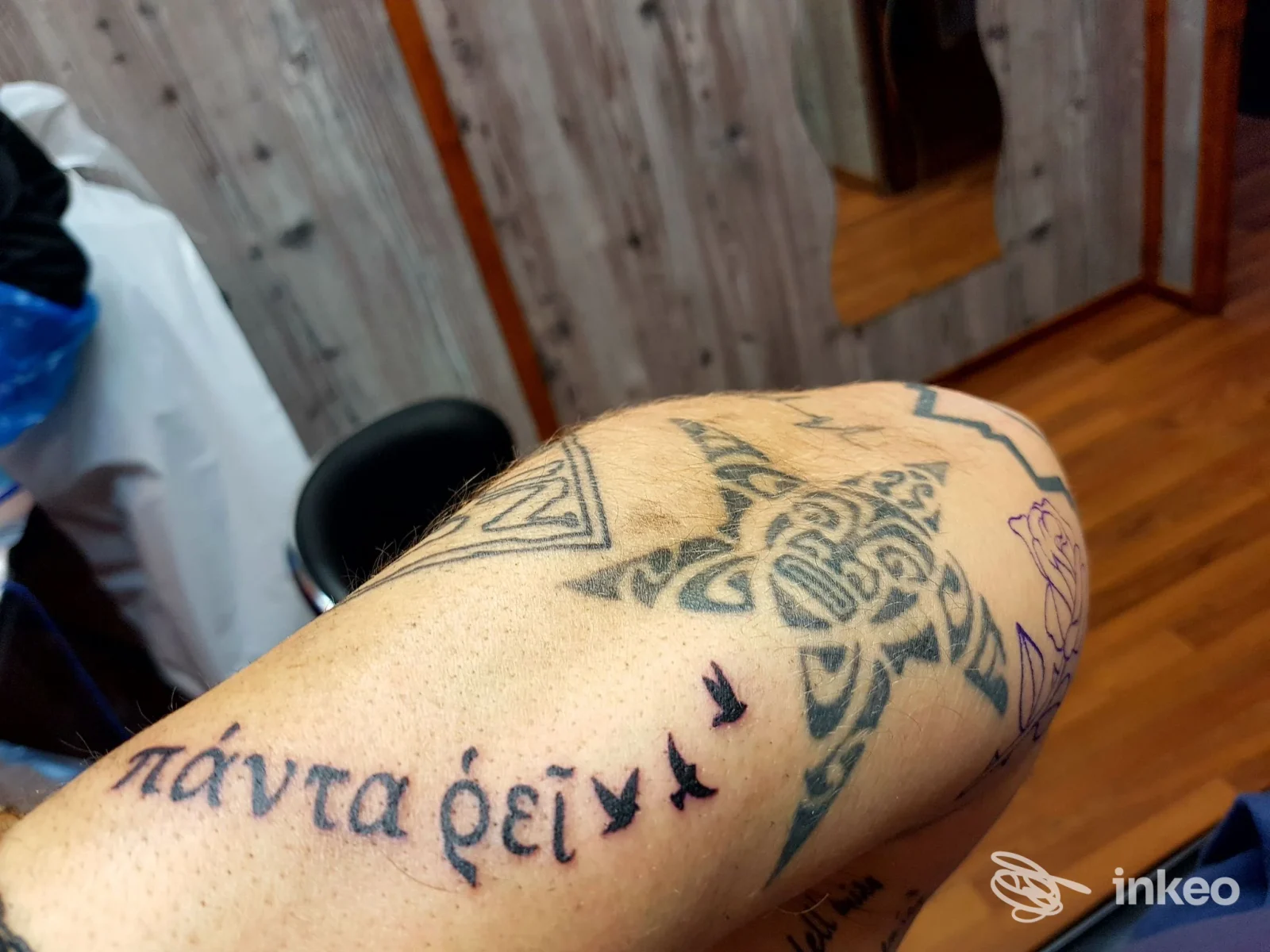 Primo piano del braccio con tatuaggi, scritta e motivi tribali; immagine fornita da Donna Di Picche Tattoo, Sarzana.