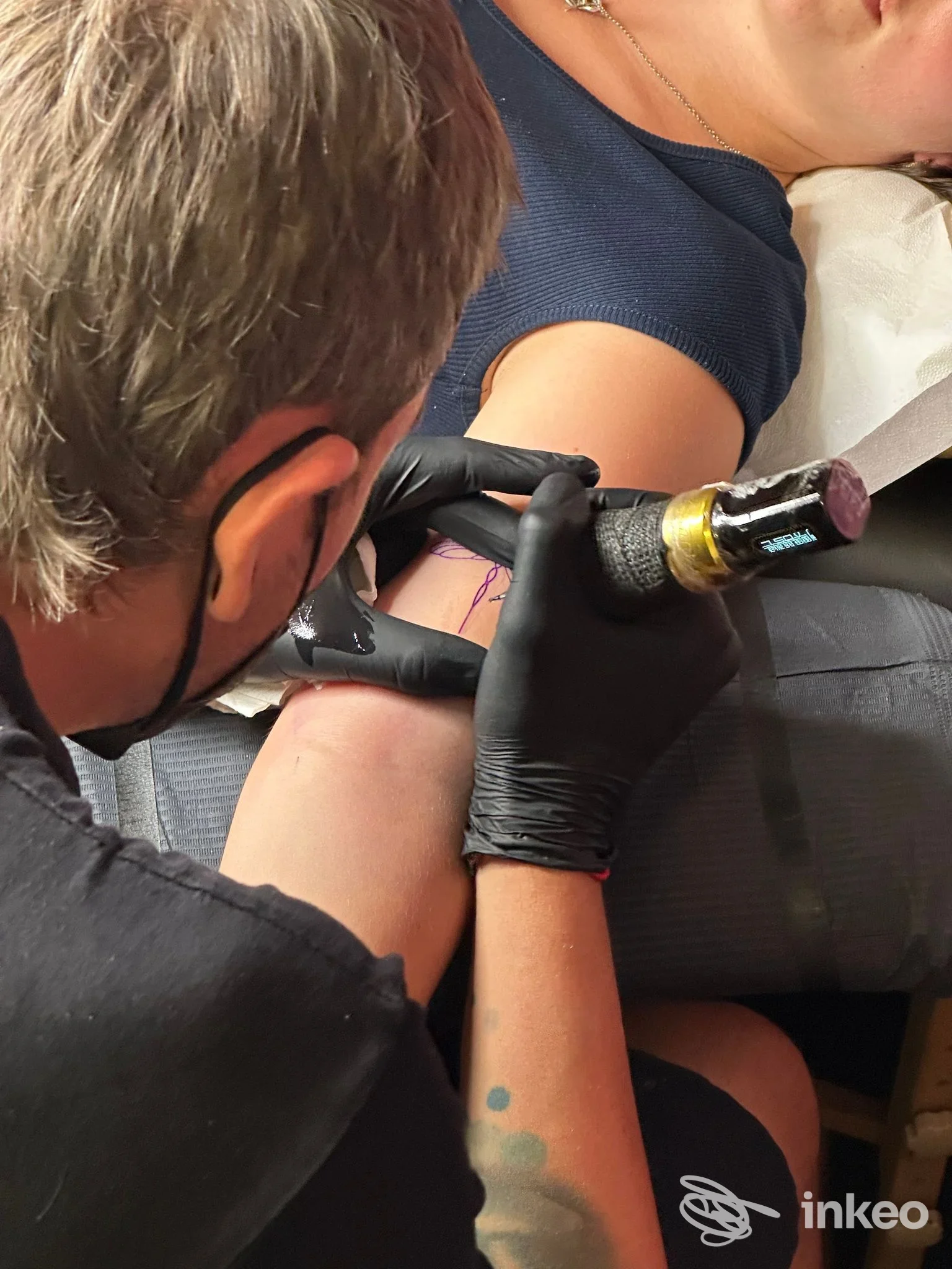 Artista al lavoro su un tatuaggio all'avambraccio interno, foto di Edhera tattoo & Pablo Moretz Tattoo a Finale Ligure.
