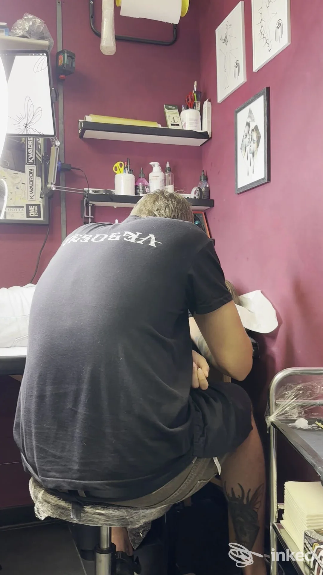 Persona seduta nello studio Edhera tattoo & Pablo Moretz Tattoo a Finale Ligure, vista posteriore con tatuaggio visibile sul polpaccio.