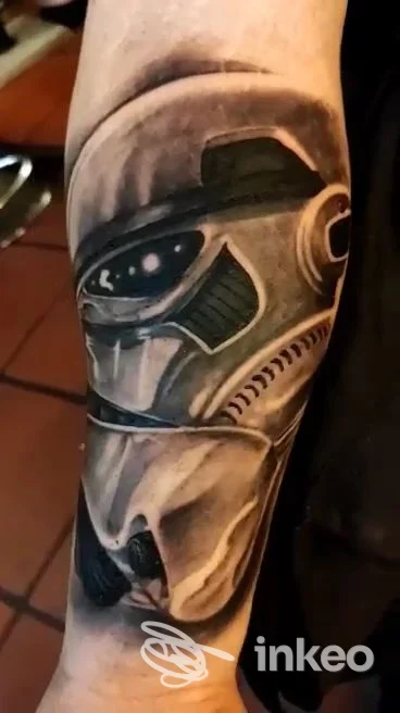 Tatuaggio realistico in bianco e nero di un elmo sul davanti dell'avambraccio, Derek Smith Tattoo studio, Pietra Ligure.
