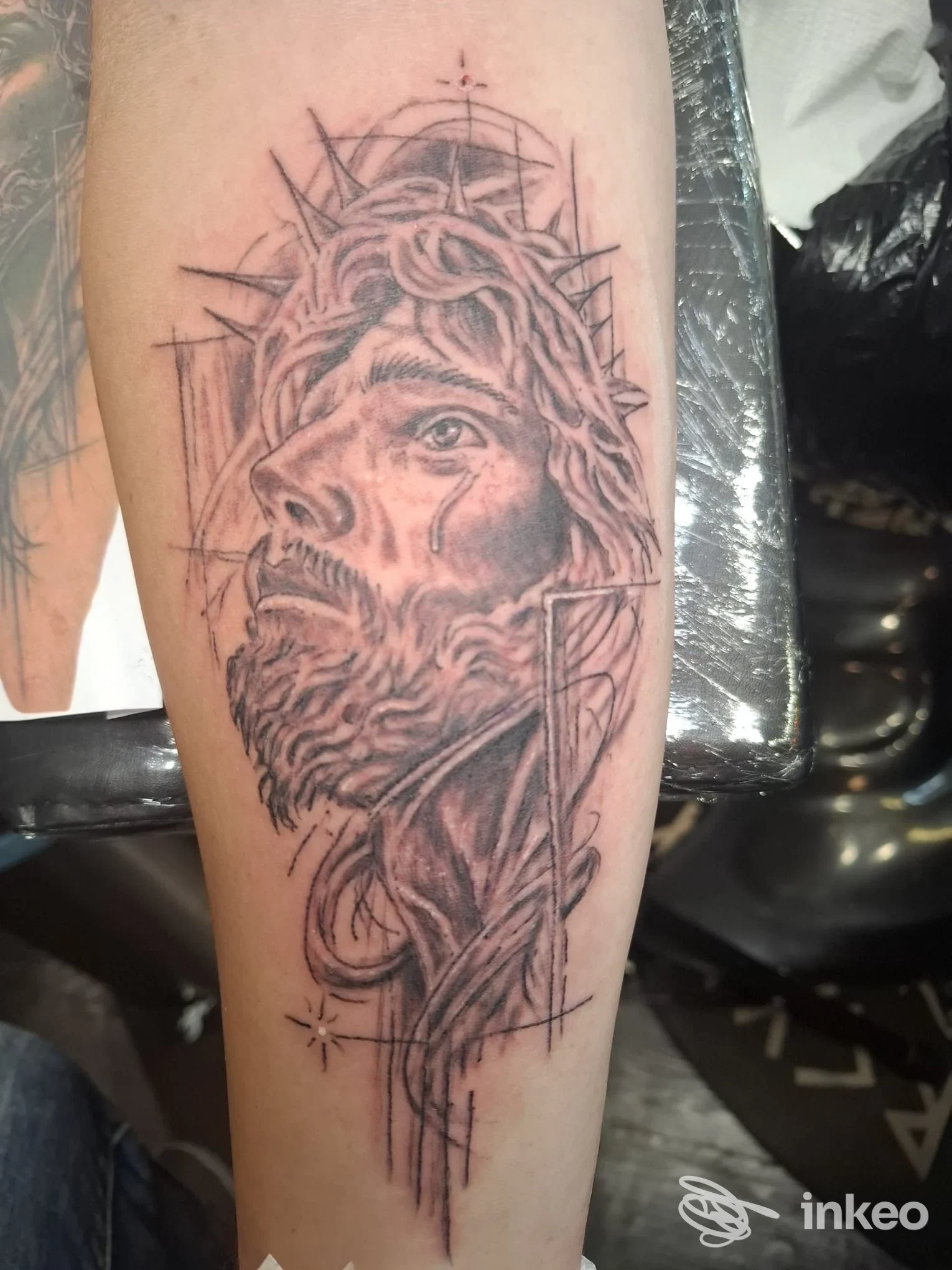 Tatuaggio realistico in bianco e nero sul avambraccio raffigurante il volto di Cristo, Dreams Maker Tattoo & Piercing, Genova.