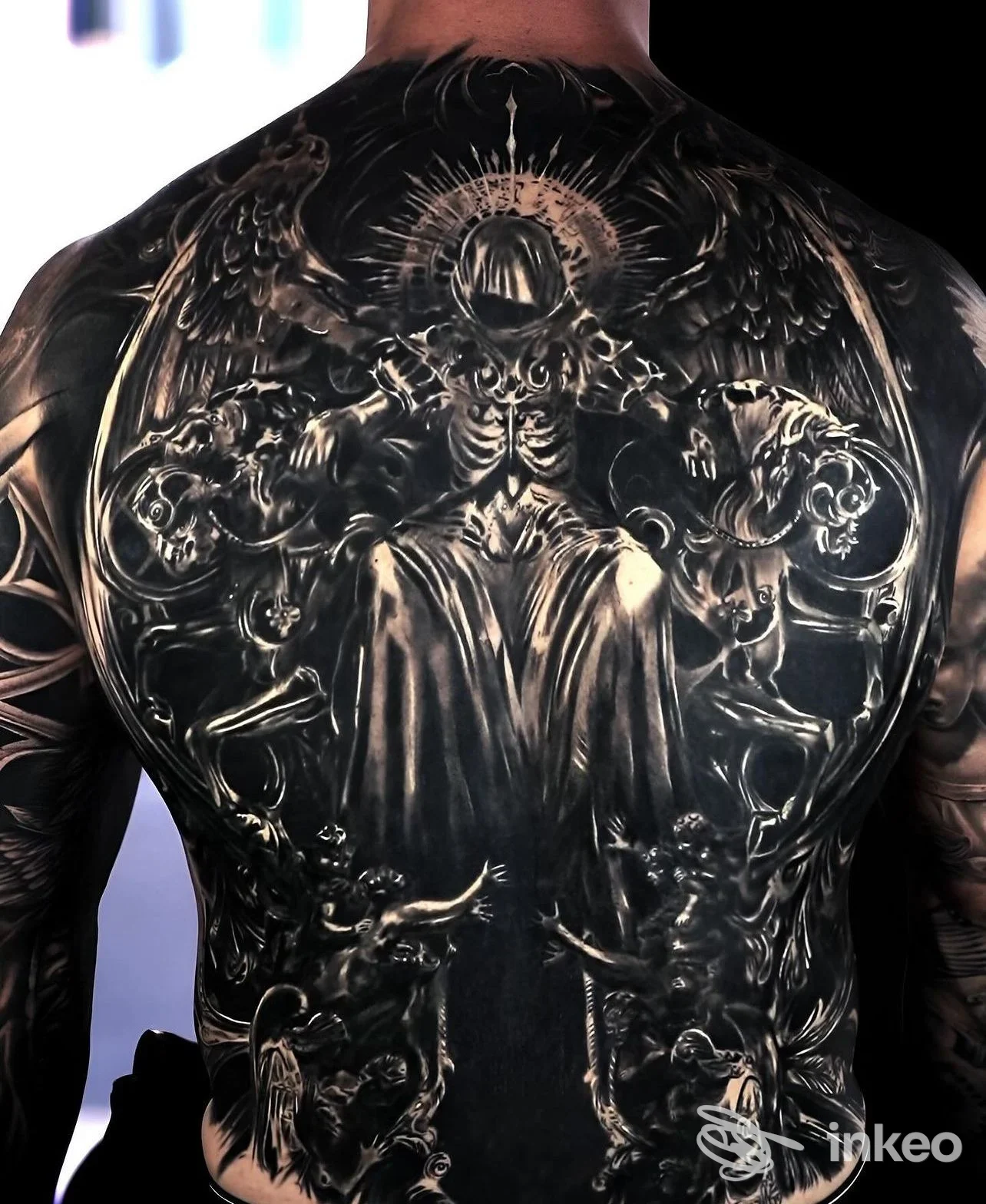 Ampia composizione tatuata sulla schiena eseguita da Eternal Tattoo Studio by Silvano Fiato, Genova, tono realistico scuro.